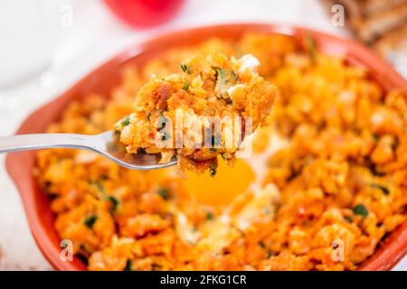 Traditionelles portugiesisches Gericht mit gemischter alheira-Wurst mit Ei und Petersilie. Stockfoto