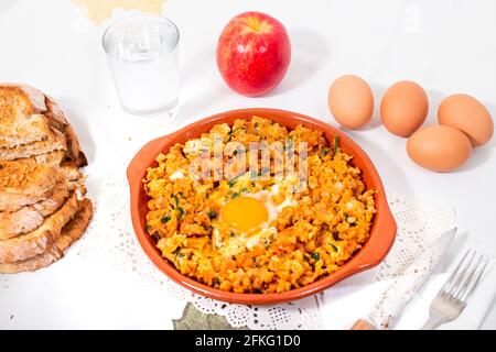 Traditionelles portugiesisches Gericht mit gemischter alheira-Wurst mit Ei und Petersilie. Stockfoto