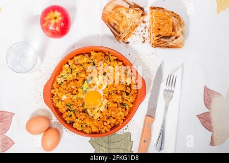 Traditionelles portugiesisches Gericht mit gemischter alheira-Wurst mit Ei und Petersilie. Stockfoto