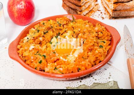 Traditionelles portugiesisches Gericht mit gemischter alheira-Wurst mit Ei und Petersilie. Stockfoto