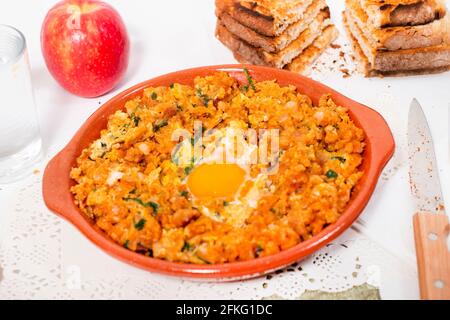 Traditionelles portugiesisches Gericht mit gemischter alheira-Wurst mit Ei und Petersilie. Stockfoto