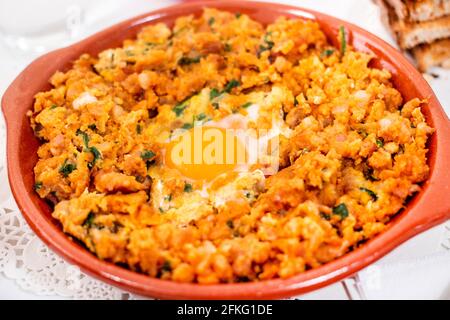 Traditionelles portugiesisches Gericht mit gemischter alheira-Wurst mit Ei und Petersilie. Stockfoto