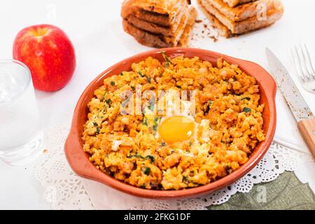 Traditionelles portugiesisches Gericht mit gemischter alheira-Wurst mit Ei und Petersilie. Stockfoto