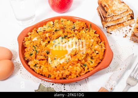 Traditionelles portugiesisches Gericht mit gemischter alheira-Wurst mit Ei und Petersilie. Stockfoto