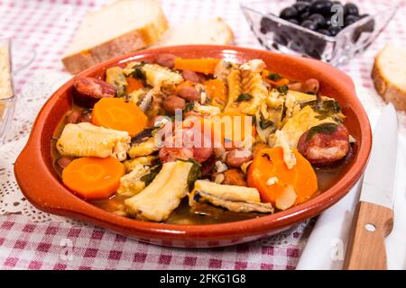 Eintopf von schwarzmund-Katzenhai oder litao mit Potatos, typisch für die Stadt Olhao, Portugal. Stockfoto