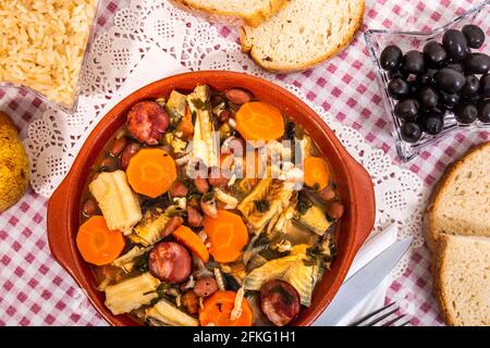 Eintopf von schwarzmund-Katzenhai oder litao mit Potatos, typisch für die Stadt Olhao, Portugal. Stockfoto