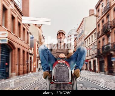 Deliveryman läuft schnell mit einem Spielzeugauto, um Pizza zu liefern Stockfoto