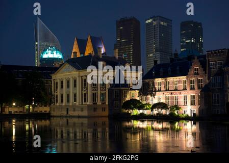 Blick auf Mauritshuis, Museum und einen Teil des Binnenhofs, dem niederländischen Parlamentsgebäude in Den Haag, Niederlande bei Nacht. Im Hintergrund der Skyl Stockfoto