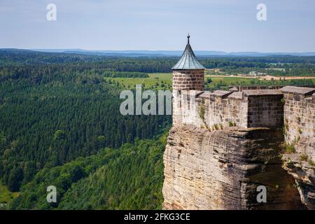 Wunderschöne Aufnahme der Festung Königstein, umgeben von einer landschaftlich reizvollen Waldlandschaft In Deutschland Stockfoto