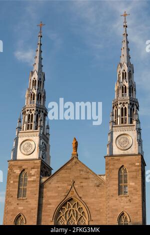 Notre-Dame Cathedral Basilica in Ottawa, Kanada - Zwillingsspitzen und eine vergoldete Madonna in einem klaren blauen Himmel Stockfoto