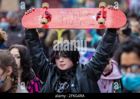 Manchester, Großbritannien. Mai 2021. Ein Protestler mit Kill the Bill, der auf einem Skateboard geschrieben wurde, marschiert während der Demonstration durch die Stadt. Am 1. Mai werden landesweit Proteste aufgrund des vorgeschlagenen Gesetzes über Polizei, Kriminalität und Verurteilung durchgeführt, das, wenn es angenommen wird, neue Gesetze im Zusammenhang mit Protesten einführen würde. Kredit: SOPA Images Limited/Alamy Live Nachrichten Stockfoto