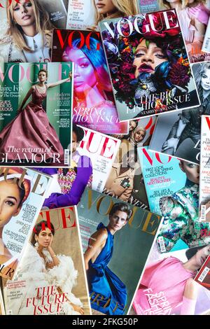 Ausgaben des Modemagazins Vogue angelegt Stockfoto