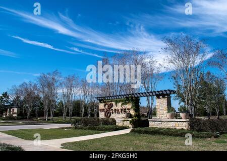 Cane Island Residential Community - Editorial Katy, Texas, USA -15. Februar 2021: Cane Island Residential Home Community mit Community Park und Amen Stockfoto