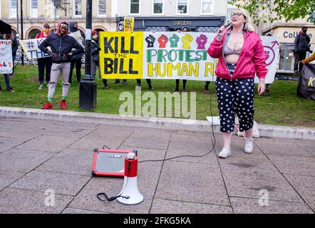 Bristol, Großbritannien. Mai 2021. Im College Green wird ein Protestler abgebildet, der mit Demonstranten spricht, bevor sie an der 11. ‘Kill the Bill’-Demonstration in Bristol teilnehmen. Die Demonstranten gingen erneut auf die Straßen von Bristol, um über das Gesetz zur Verurteilung von Polizeikriminalität und zu Gerichten zu demonstrieren, das die britische Regierung in Kraft setzen will.das Gesetz enthält wichtige Vorschläge der Regierung zu Kriminalität und Gerechtigkeit in England und Wales. Quelle: Lynchpics/Alamy Live News Stockfoto