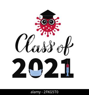Klasse von 2021 lustige Typografie Poster mit niedlichen Cartoon Coronavirus, Abschlusshut und Schutzmaske. COVID-19 Quarantänekonzept. Vektorvorlage Stock Vektor