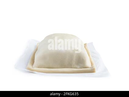 Roher Lachs wellington mit Spinat und auf Weiß isolierten Pilzen. Bereit zum Backen Stockfoto