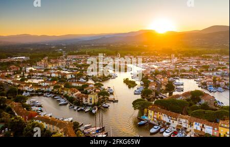 Blick auf die bunten Häuser und Boote in Port Grimaud im Sommer Day-Port Grimaud, Frankreich Stockfoto