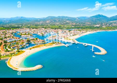 Blick auf die bunten Häuser und Boote in Port Grimaud im Sommer Day-Port Grimaud, Frankreich Stockfoto