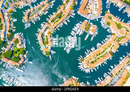 Blick auf die bunten Häuser und Boote in Port Grimaud im Sommer Day-Port Grimaud, Frankreich Stockfoto