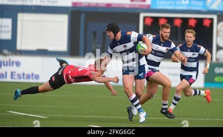 Coventry, ENGLAND 1-MAY-2021:RYAN GRÄBT Coventry Rugby, das ARWEL ROBSON of CORNISH PIRATES während des Greene King IPA Championship-Spiels zwischen Coventry Rugby V Cornish Pirates in der Butts Park Arena Coventry England angegangen hat. Stockfoto