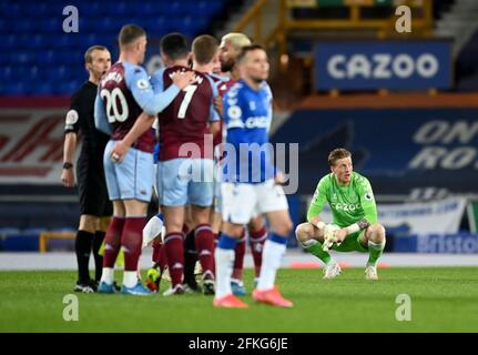 Everton-Torhüter Jordan Pickford (rechts) erscheint am Ende des Premier-League-Spiels im Goodison Park, Liverpool, niedergeschlagen. Ausgabedatum: Samstag, 1. Mai 2021. Stockfoto