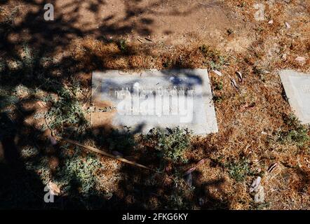 Los Angeles, Kalifornien, USA 29. April 2021 EIN allgemeiner Blick auf die Atmosphäre des Grabes der Circus-Entertainerin Frances Belle O'Connor in der Sektion der Ladies Auxiliary Pacific Coast Showmen's Association auf dem Evergreen Cemetery in der Evergreen Avenue 204 am 29. April 2021 in Los Angeles, Kalifornien, USA. Geboren ohne Waffen war sie als Armless Wonder im Zirkus und in Tod Brownings Kultfilm-Klassiker „Freaks“ aus dem Jahr 1932 zu sehen. Foto von Barry King/Alamy Stockfoto Stockfoto