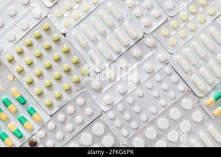 Verschiedene Medikamente: Tabletten, Blistertabletten, Medikamente auf weißem Hintergrund Stockfoto