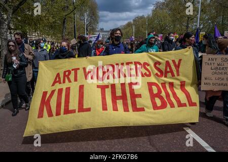 London, Großbritannien. Mai 2021. Tötet den Bill-Protest. Tausende versammeln sich am Trafalgar Square, um gegen eine neue Gesetzesvorlage für Polizei, Kriminalität, Verurteilung und Gerichte am 1. Mai (oder am Labor Day) vorzugehen. Zahlreiche soziale Bewegungen haben sich zusammengeschlossen, um gegen das Gesetz zu protestieren, das ihrer Meinung nach die Meinungs- und Versammlungsfreiheit erheblich einschränken würde, indem sie der Polizei unter anderem Befugnisse zur Eindämmung von Protesten einräumen würden. Kredit: Guy Corbishley/Alamy Live Nachrichten Stockfoto