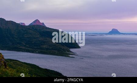 Blick in der Nähe von Nesna, Mo i Rana. Schöner Fjord in Norwegen Stockfoto