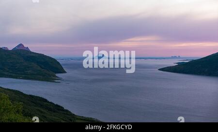 Blick in der Nähe von Nesna, Mo i Rana. Schöner Fjord in Norwegen Stockfoto