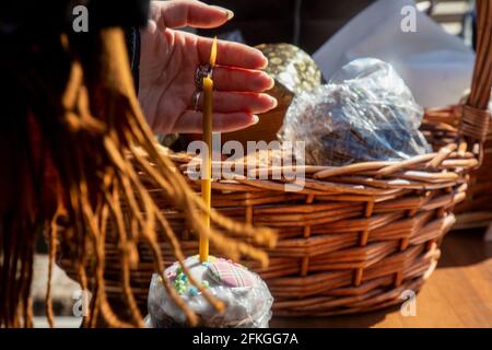 Moskau, Russland. Am 1. Mai nehmen 2021 Menschen an der Segenszeremonie von Kuchen und Eiern am Vorabend des orthodoxen Osterfestes im Vysokopetrovsky-Kloster in Moskau, Russland, Teil Stockfoto