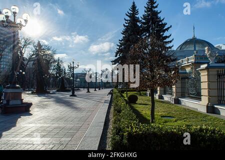 KIEW, UKRAINE - JANUAR 12,2020: Werchowna Rada-Gebäude (parlamentsgebäude) in der Hruschewski Straße im Mariinski-Park in Kiew, Ukraine am 12. Januar 202 Stockfoto