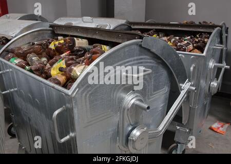 Grodno, Weißrussland - 19. Oktober 2016: Behälter mit Kunststoffballen in der modernen Abfallverarbeitungsanlage. Separate Sammlung von Speicherabfällen. Recycli Stockfoto