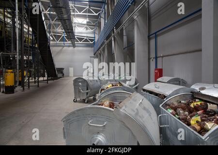 Grodno, Weißrussland - 19. Oktober 2016: Behälter mit Kunststoffballen in der modernen Abfallverarbeitungsanlage. Separate Sammlung von Speicherabfällen. Recycli Stockfoto