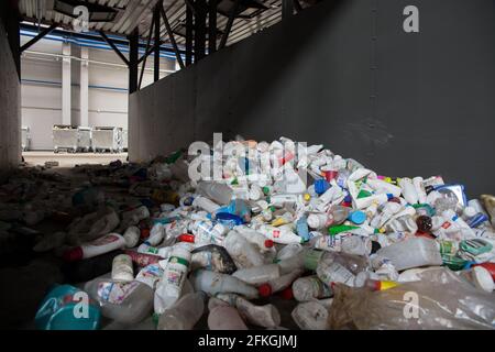 Grodno, Weißrussland - 19. Oktober 2016: Kunststoffballen in der modernen Abfallverarbeitungsanlage. Separate Sammlung von Speicherabfällen. Recycling und Lagerung o Stockfoto