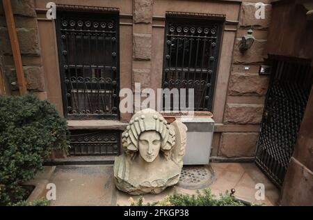 New York, New York, USA. Mai 2021. Blick auf den Ziegfeld Head vor einem privaten Brownstone in der 52 East 80th Street auf der Upper East Side. Der griechisch-römische Kopf der Göttin ist das letzte verbleibende Relikt, das man von einer NYC-Straße aus sehen kann, vom ursprünglichen Ziegfeld Theater, das 1927 in der 6th Avenue und 54th Street eröffnet wurde. Während das ursprüngliche Theater 1966 abgerissen wurde, überlebte der Kopf. Quelle: Nancy Kaserman/ZUMA Wire/Alamy Live News Stockfoto