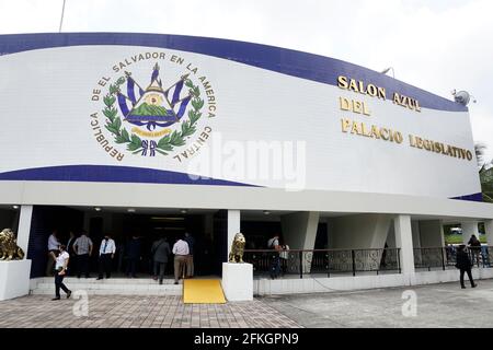 San Salvador, El Salvador. Mai 2021. Die Kongressmitglieder, die bei den Parlamentswahlen in FebruaryÂ´s gewählt wurden, wurden eröffnet, was der vom Präsidenten von El Salvador Nayib Bukele unterstützten Nuevas Ideas Partei eine Mehrheit mit 56 von 84 Vertretern bescherte. Quelle: Camilo Freedman/ZUMA Wire/Alamy Live News Stockfoto