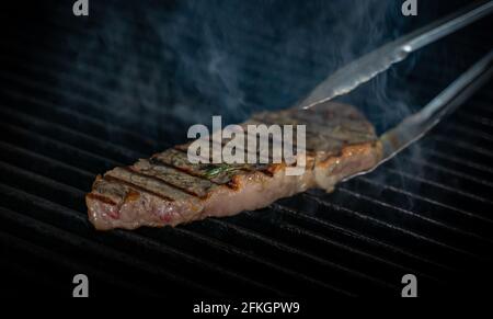 Striploin Rindfleisch Spitze immer auf einem Grill gegrillt. Stockfoto