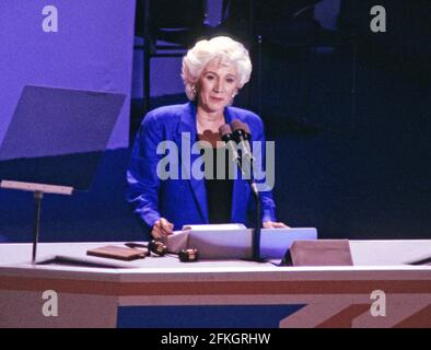 Die mit dem Oscar ausgezeichnete Schauspielerin Olympia Dukakis unterstützt ihren Cousin, Gouverneur Michael Dukakis (Demokrat von Massachusetts), den 1988 für den Präsidenten der Vereinigten Staaten nominierten Kandidaten der Demokratischen Partei, am 21. Juli 1988 bei der Democratic National Convention 1988 im Omni Coliseum in Atlanta, Georgia. Kredit: Arnie Sachs / CNP / MediaPunch Stockfoto