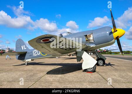 Hawker Sea Fury T.20 Jagdflugzeug des Zweiten Weltkriegs VX281 registriert G-RNHF des Royal Navy Historic Flight, Navy Wings. North Weald, Essex, Großbritannien Stockfoto