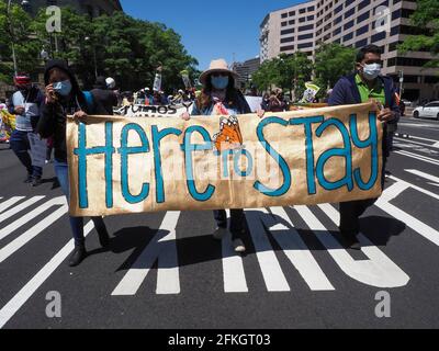 Washington, District of Columbia, USA. Mai 2021. Der 1. Mai wird als Internationaler WorkersÃ-Tag gefeiert. Immigrantengemeinschaften und ihre Verbündeten aus allen Teilen der Vereinigten Staaten kamen nach Washington, DC, um für die Gerechtigkeit von Immigranten zu marschieren. Mit Zeichen und Gesängen riefen sie die Regierung und den Kongress von Biden auf, eine Einwanderungsreform durchzuführen, Abschiebungen zu stoppen, einen Weg zur Staatsbürgerschaft für die DACA-Empfänger, TPS-Inhaber und alle 11 Millionen nicht dokumentierten Leute zu schaffen. Quelle: Sue Dorfman/ZUMA Wire/Alamy Live News Stockfoto