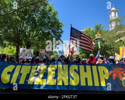 Washington, District of Columbia, USA. Mai 2021. Der 1. Mai wird als Internationaler WorkersÃ-Tag gefeiert. Immigrantengemeinschaften und ihre Verbündeten aus allen Teilen der Vereinigten Staaten kamen nach Washington, DC, um für die Gerechtigkeit von Immigranten zu marschieren. Mit Zeichen und Gesängen riefen sie die Regierung und den Kongress von Biden auf, eine Einwanderungsreform durchzuführen, Abschiebungen zu stoppen, einen Weg zur Staatsbürgerschaft für die DACA-Empfänger, TPS-Inhaber und alle 11 Millionen nicht dokumentierten Leute zu schaffen. Quelle: Sue Dorfman/ZUMA Wire/Alamy Live News Stockfoto