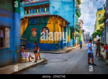 Havanna, Kuba, Juli 2019, Stadtszene mit einem Wandgemälde des Porträts von Hugo Chavez und Che Guevara im ältesten Teil der Stadt Stockfoto