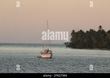 Ein kleiner Yatch in einem großen Gewässer Stockfoto