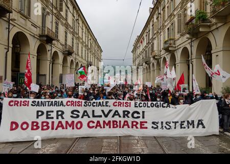 Turin, Italien. Mai 2021. Demonstranten halten bei der Demonstration am Labor Day ein Transparent hoch, das das politische System kritisch kritisiert. Quelle: MLBARIONA/Alamy Live News Stockfoto
