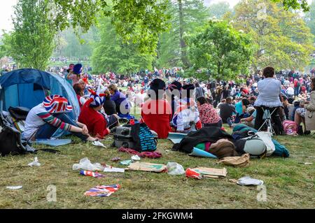 2011 Königliche Hochzeit. Menschen, die den ganzen Tag in der Mall standen, um einen Blick auf William und Kate zu erhaschen, sind in St. James's Park eingestürzt, um sich zu erholen. Schlaf Stockfoto