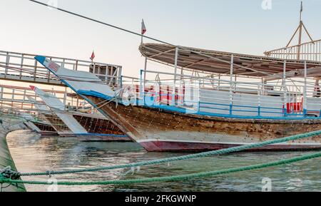 Traditionelle Daus parkten zusammen in Doha Corniche. Selektiver Fokus Stockfoto