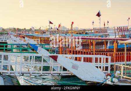 Traditionelle Daus parkten zusammen in Doha Corniche. Selektiver Fokus Stockfoto