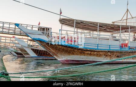 Traditionelle Daus parkten zusammen in Doha Corniche. Selektiver Fokus Stockfoto