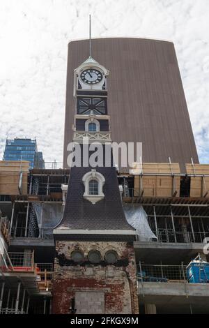 Gemischtes Architekturprojekt in der Yonge Street, Toronto, Kanada. Ein denkmalgeschützter Schlauchhaus-Turm wird in den Bau der NE einbezogen Stockfoto